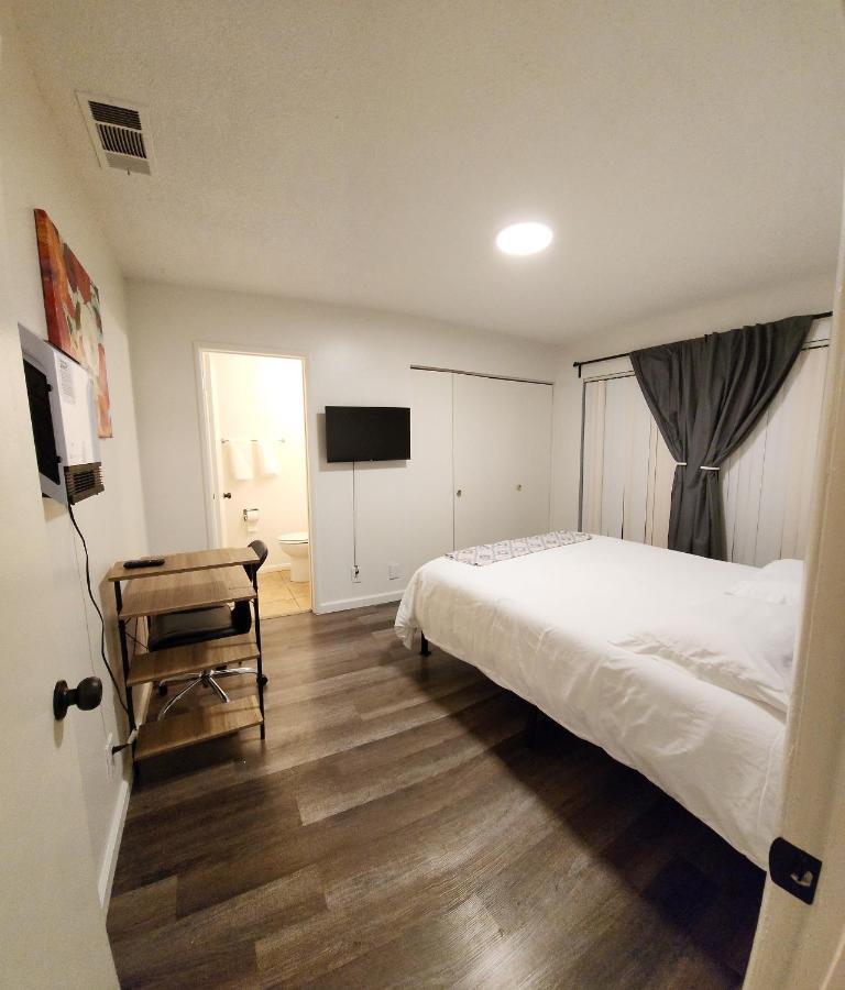 Centrally Located, 4X Queen, 300 Mbps Internet With Backyard! Hemet Exterior foto